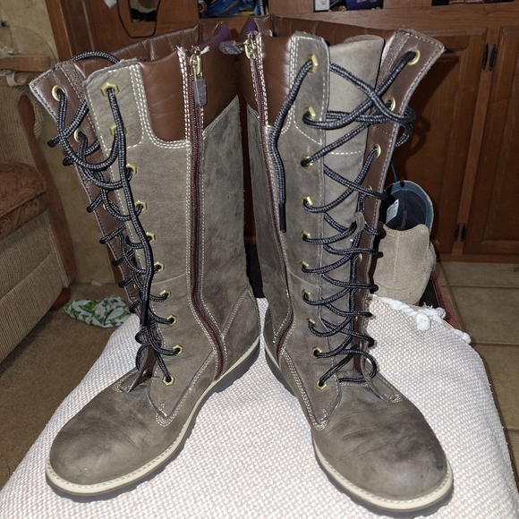 Girls Timberland 14" grey boots in a size 5.5. Pre-loved with a couple of flaws - Picture 1 of 11